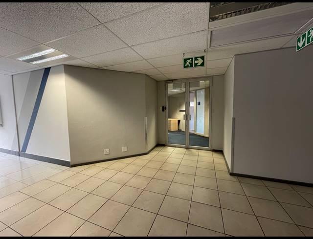 1,103M² OFFICE TO LET IN PARKTOWN